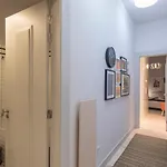 Lovelystay - 3 Bedroom Downtown Wonderwall Appartamento Lisbona