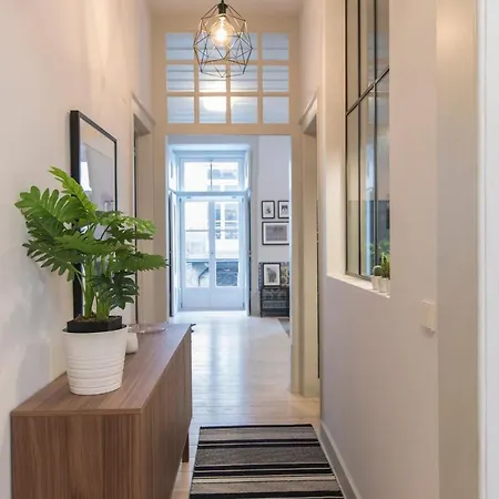 Lovelystay - 3 Bedroom Downtown Wonderwall Lejlighed Lisboa